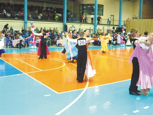 В соревновании приняли участие около 300 танцевальных пар.