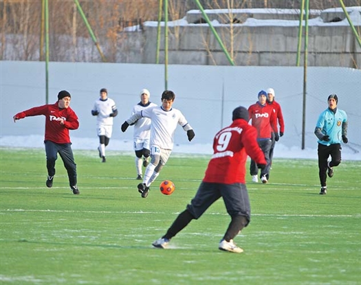 Игроки «КС»-2 (в белой форме) продолжат борьбу за медали, «Локомотив» - за места с 7-го по 12-е