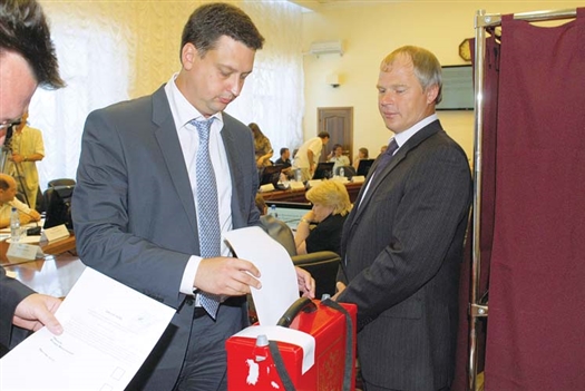 Вадиму Михееву (слева) предстоит сразу вступить в напряженный избирательный цикл