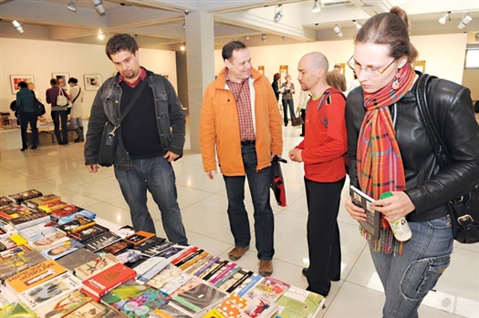 Выставка книг впечатляла разнообразием: подарочные издания соседствовали на ней с самиздатовскими брошюрами