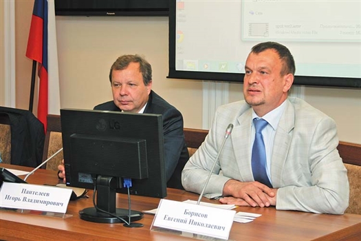 Игорь Пантелеев (слева) и Евгений Борисов открыли конференцию по взаимодействию инновационных предприятий с инвесторами