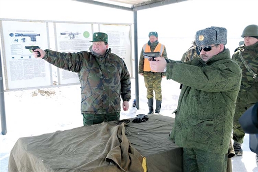 Свои силы опробовал в стрельбе из пистолета руководитель департамента по вопросам общественной безопасности Самарской области Иван Миронов (слева)