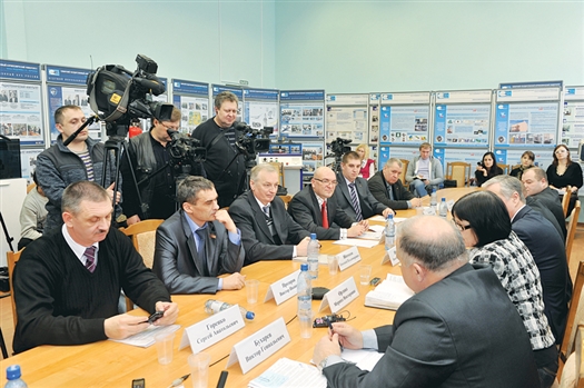 Статью Путина обсуждали военнослужащие, представители ветеранских организаций и предприятий оборонно-промышленного комплекса, собравшиеся за круглым столом в Самарском аэрокосмическом университете