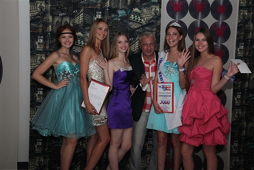 В ночь с 7 на 8 июля в ночном клубе "Винил" из нескольких самарчанок выбрали только одну, которая представит Самару на открытом всероссийском конкурсе красоты "Мисс Волга-2012"