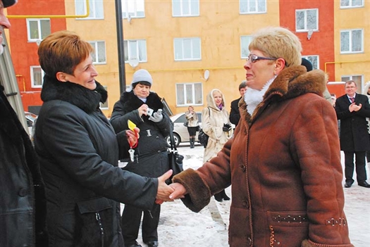 Мэр Отрадного Нина Вишнякова (слева) тепло поздравила новоселов с получением долгожданных ключей от квартир
