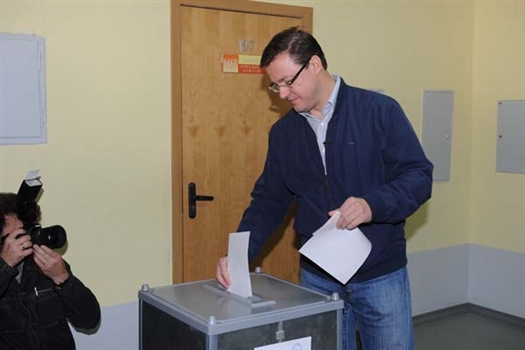 Хронологически последним кандидатом, отметившимся на избирательном участке, оказался Дмитрий Азаров