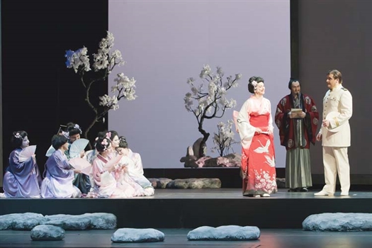 Во всех трех актах оперы декорации и костюмы соответствуют эмоциональному накалу сюжета