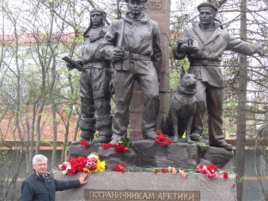 Самарский скульптор Иван Мельников стал автором памятника "Пограничникам Арктики", который открылся в Мурманске 26 мая