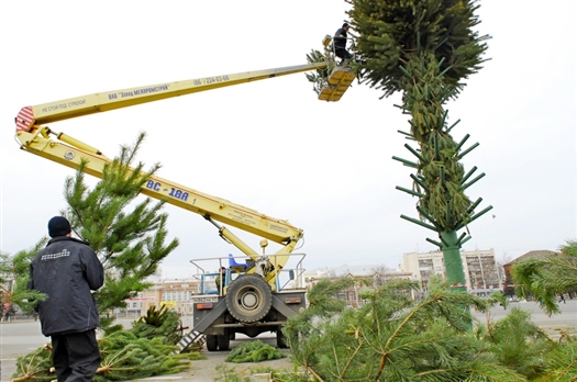 Сложная конструкция из металлических балок в итоге превратится в в 20-метровую новогоднюю елку