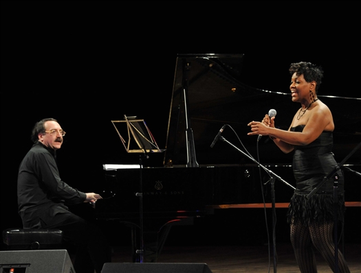 Анита Кинг покорила сердца самарских ценителей джаза мощью вокала