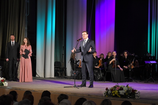 Дмитрий Азаров поздравил жительниц Тольятти с наступающим Международным женским днем 