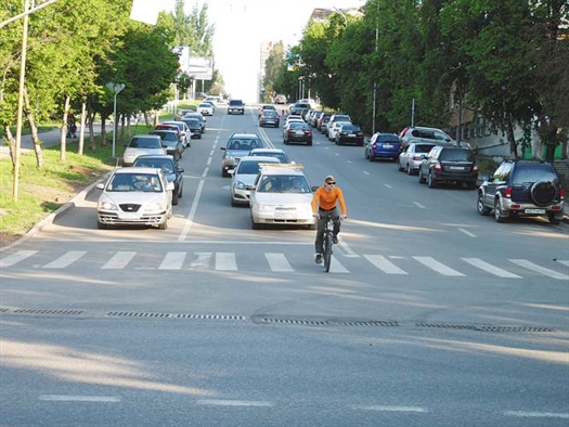 За нарушения Правил дорожного движения велосипедистам грозит предупреждение или штраф в размере 200 рублей