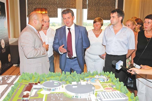 Сергей Бамбуров (в центре) выразил уверенность, что в новом туристическом комплексе будет чем удивить даже зарубежных гостей