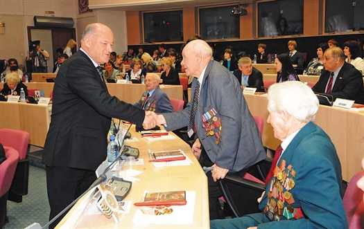 Виктор Сазонов поздравил ветеранов с наступающим Днем Победы