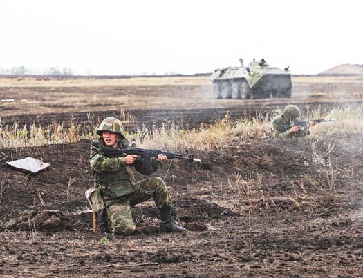 К сдаче контрольных нормативов солдат готовили почти год.
