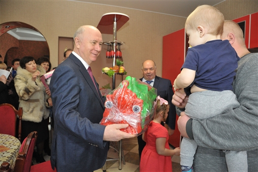Семья Кремлевских из Хворостянки поблагодарила Николая Меркушкина за помощь государства при постройке собственного дома
