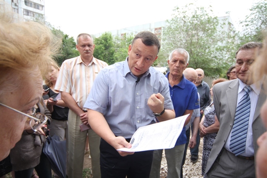 Фетисов рассказал жителям, что он уже провел переговоры с мэром Самары, руководителями департаментов потребительского рынка и строительства, а также главой Железнодорожного района