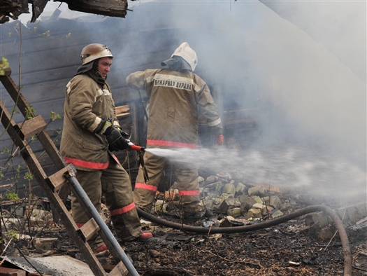 В Тольятти 86 пожарных с привлечением трех пожарных поездов тушили склад пластмассы