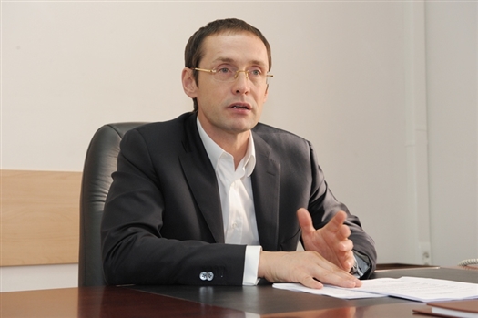 Иск предъявлен главе комитета, депутату губдумы Олегу Борисову, который с января 2009 г. не начисляет надбавки