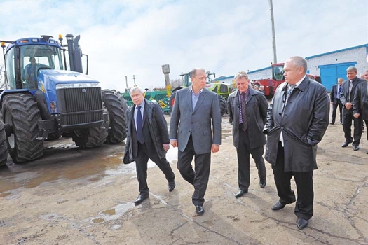 Владимир Артяков оценил готовность сельхозпредприятий Большечерниговского района к посевной кампании как высокую