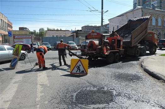 В Самаре продолжается аварийный ремонт дорог эмульсионно-щебеночной смесью