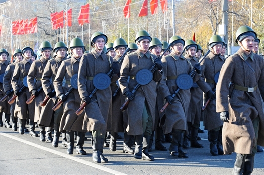 По площади Куйбышева прошли колонны солдат, которые были одеты в военную форму середины прошлого века