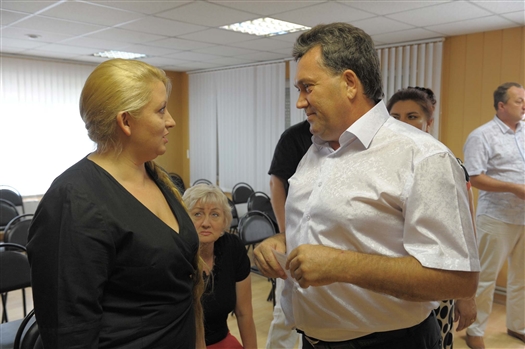 Ирина Кочуева, выдвинутая "Единой Россией", и Сергей Игуменов от КПРФ получили удостоверения кандидатов в депутаты