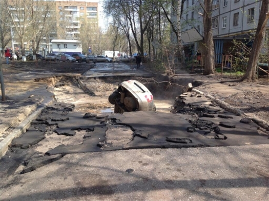Самарский филиал ОАО "Волжская ТГК" оштрафован на 10 тыс. руб. за аварию на трубопроводе, оставившую без горячей воды более 50 домов, и за упавшую в кипяток Lada Kalina