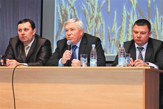 Виктор Альтергот (в центре) оценил перспективы развития сельскохозяйственной отрасли в Кинель-Черкасском районе губернии