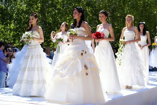 Самарские женихи вместе со своими невестами смогли прицениться к будущей свадьбе, а также ознакомиться с полным комплексом свадебных услуг