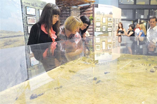 Среди экспонатов выставки был и макет древних поселений, который вызвал немалый интерес у посетителей