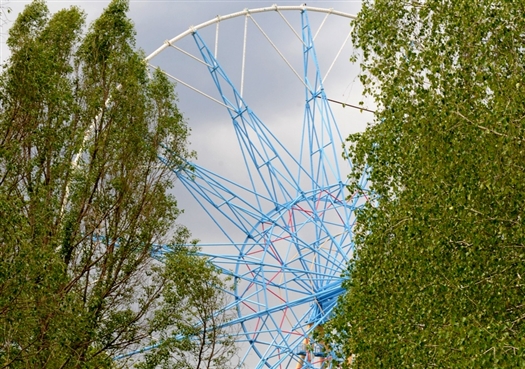 Вскоре так и недостроенное 75-метровое колесо в парке Гагарина скорее всего вообще исчезнет из виду 