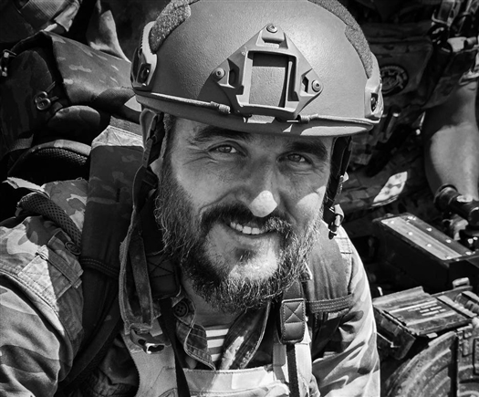 Артур Емельянов – военный фотограф. Как только началась специальная военная операция решил поехать на войну. Без страховки, без выплат, без социальных гарантий, без оплаты за фото.