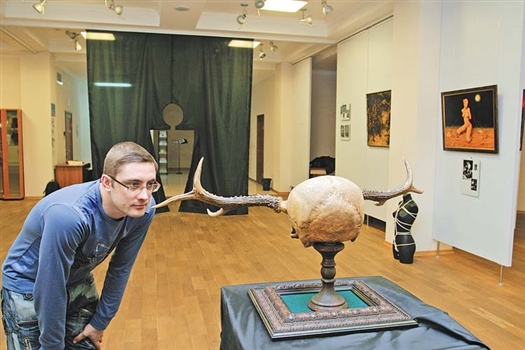 Центр экспозиции составляет изображение бога охоты Цернунна 