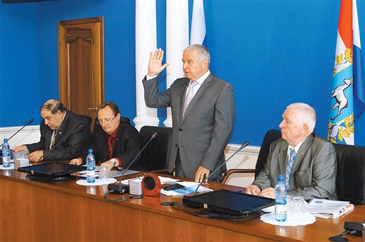 Виктор Сойфер (в центре) провел последнее пленарное заседание Общественной палаты первого созыва при участии Николая Мусаткина и Алексея Бендусова (слева)
