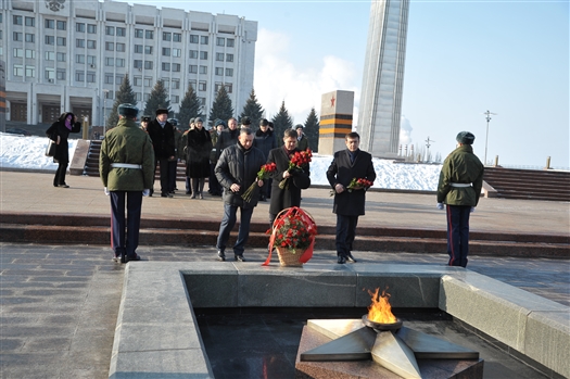 Посол Республики Беларусь в РФ принял участие в возложении цветов к мемориальному комплексу "Скорбящая мать"