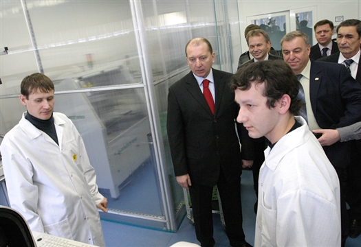 Губернатор Самарской области Владимир Артяков посетил ФГУП "НИИ Экран", которое занимается разработкой самолетных радиотехнических средств специального назначения