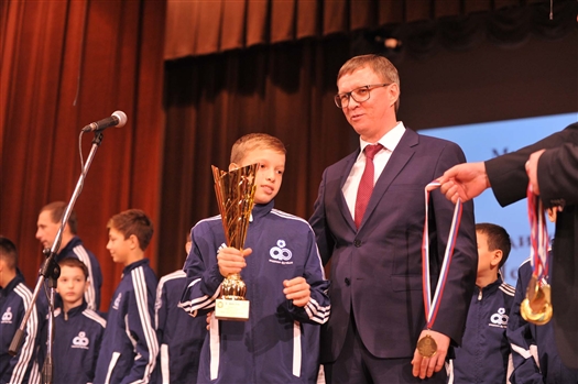 Победители и призеры чемпионата области по футболу получили медали и кубки