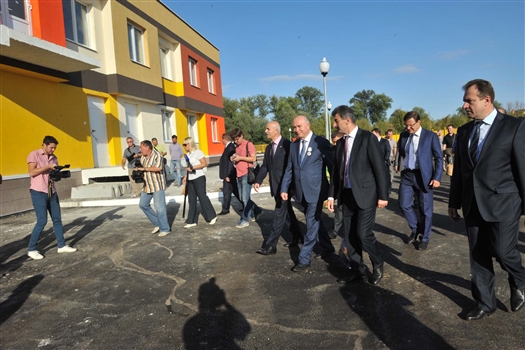 Ростислав Хугаев и Николай Меркушкин посетили микрорайон "Волгарь"