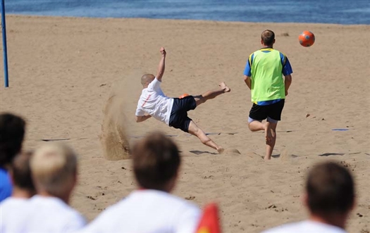 Игра прошла на пляже под Первомайским спуском и завершилась победой "Крыльев" по пенальти