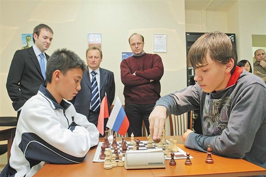 Товарищеские матчи между самарскими и китайскими
шахматистами проходили в упорной борьбе
