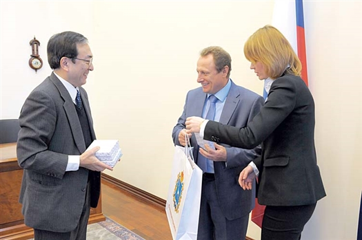 Алексей Бендусов (в центре) выразил надежду на плодотворное сотрудничество с японскими коллегами
в рамках Особой экономической зоны