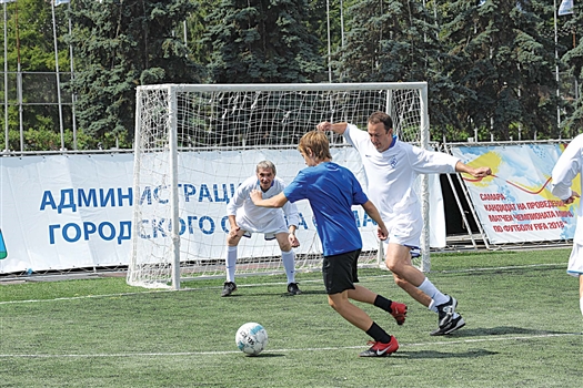 Опыт против молодости: Виктор Япрынцев (в воротах) и Зураб Циклаури останавливают игрока сборной капитанов