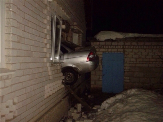 Нетрезвый водитель Priora без прав влетел в окно жилого дома