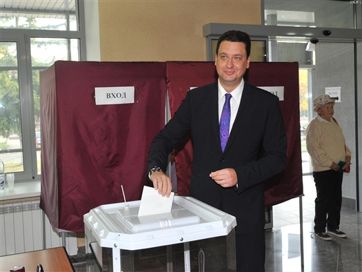 Председатель облизбиркома Вадим Михеев проголосовал одним из первых