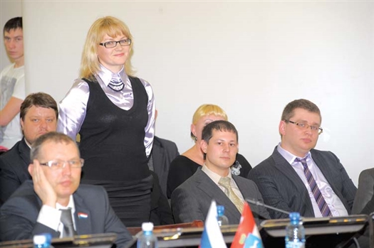 Новые члены горизбиркома лично представились депутатам. Одного из них, Евгения Шевырина (второй справа) называют вероятным претендентом на пост председателя комиссии