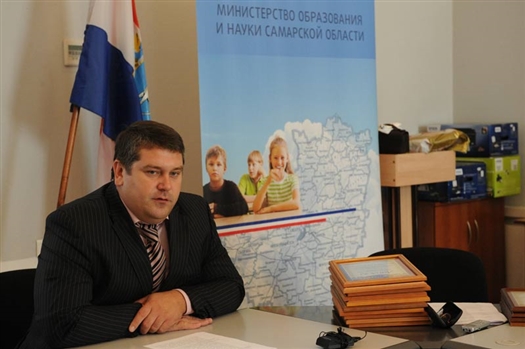 Областной министр Дмитрий Овчинников сообщил, что губернатор и министерство намерены через федеральный центр добиться увеличения норматива наполняемости классов до 27 человек