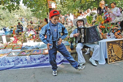 Праздник цветов стал еще и фестивалем флористических костюмов и перформансов