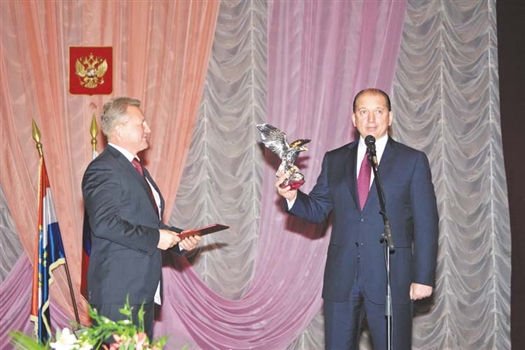 Владимир Артяков вручил Александру Баландину орла в качестве символического подарка.