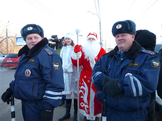 Инспекторы ДПС останавливали машины, а Дед Мороз и Снегурочка проверяли документы у водителей